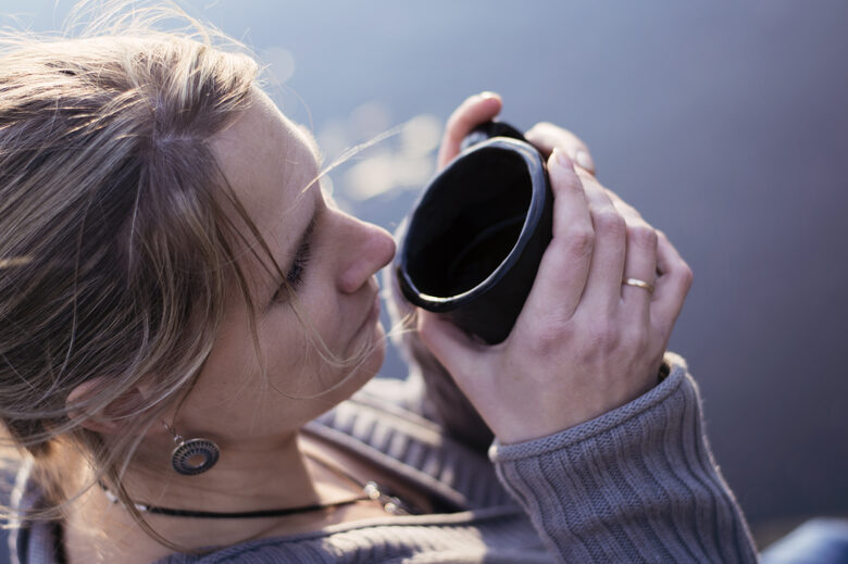 Evita ar tējas krūzi pārmaiņu un personīgās izaugsmes posmā