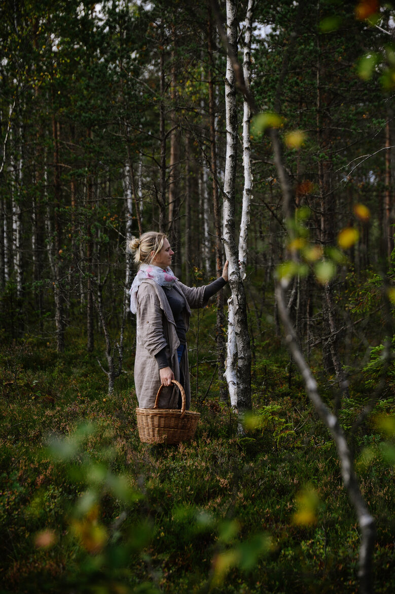 Evita Lūkina vērīgā pastaigā dabā līdzgaitniecības procesā