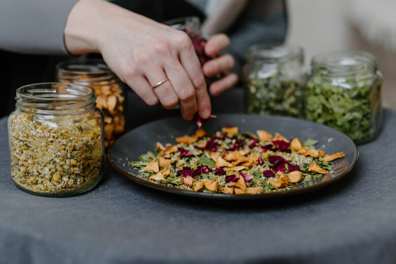 Burciņas ar augiem, tējas mandala uzšķīvja