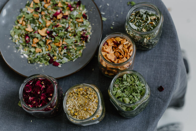 Gatavs tējas mandalas maisījums, augu burciņās